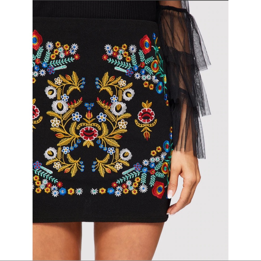 π₯2x HP!π₯ Botanical Embroidered Mini Skirt - Picture 2 of 6
